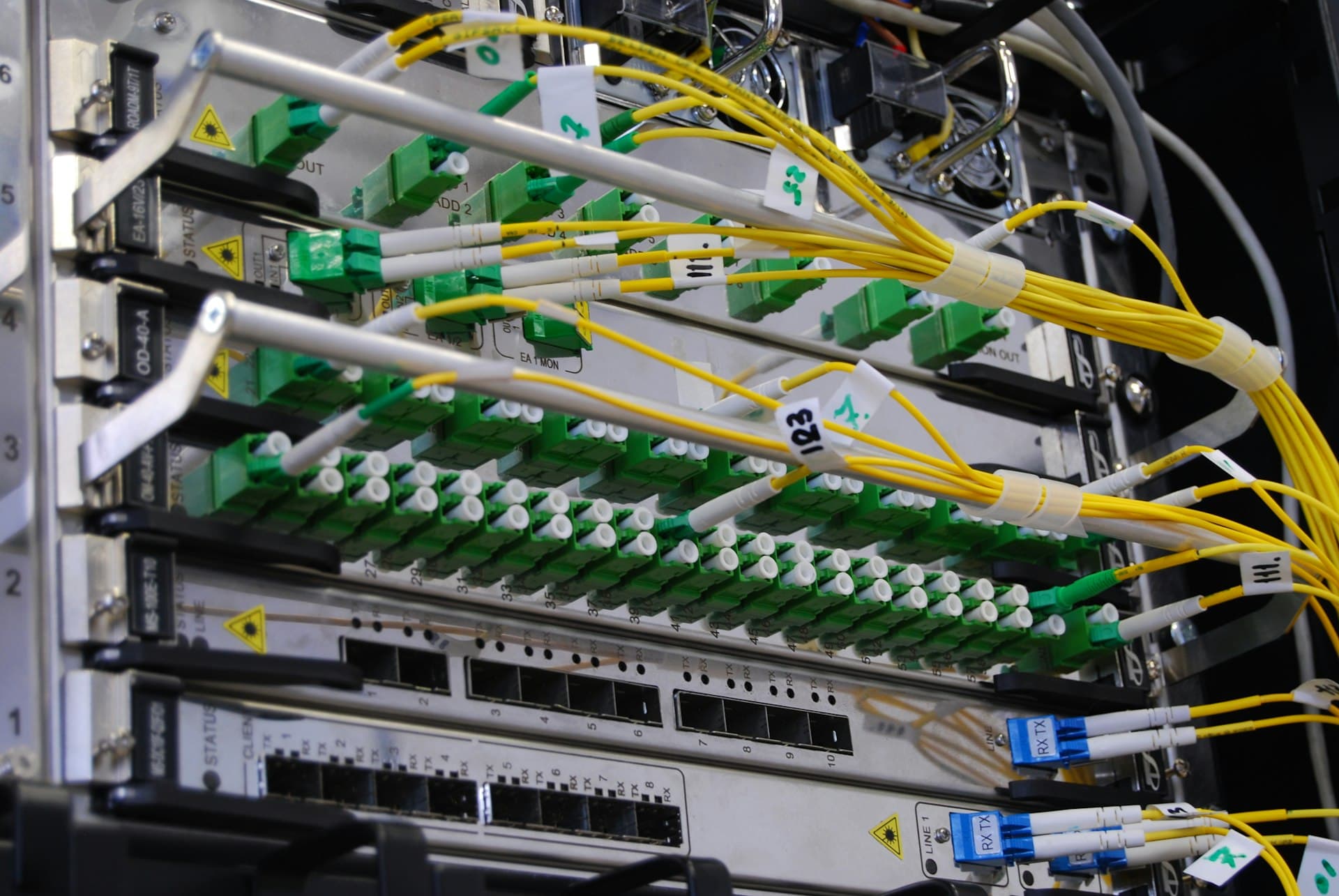 Cabos de fibra óptica conectados a um equipamento de rede