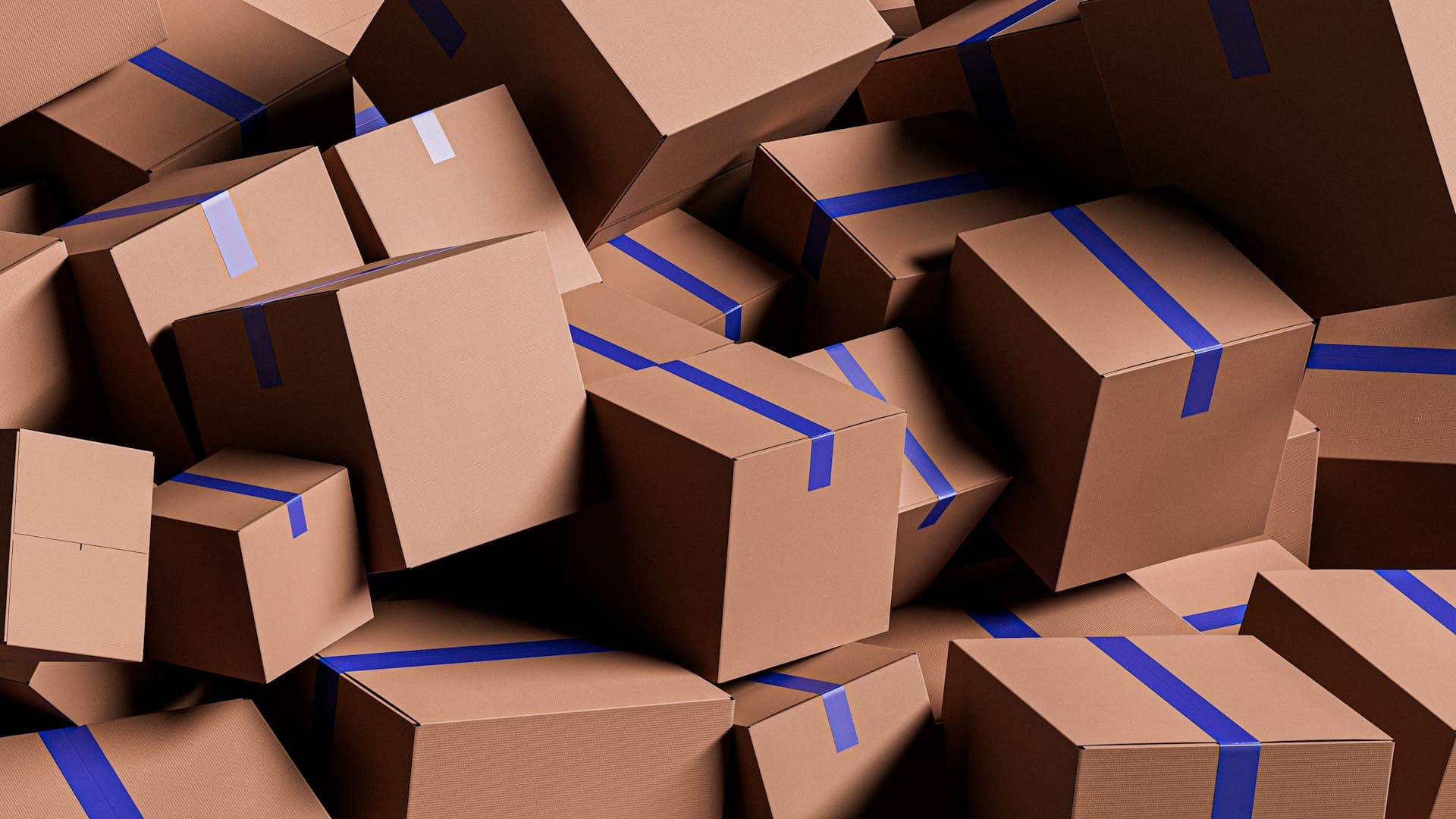 Caixas de papelão lacradas com fita, prontas para envio