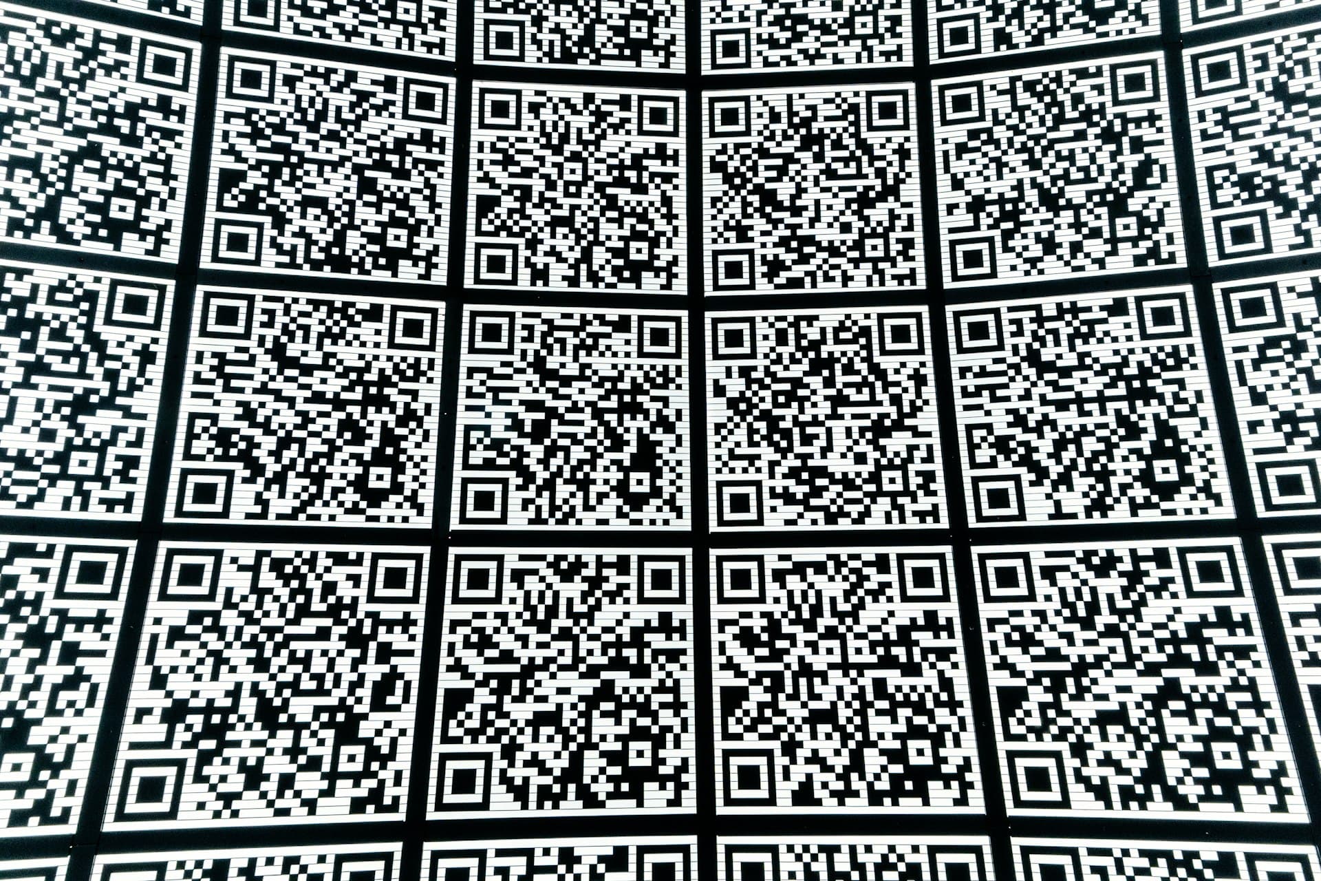 Parede coberta de códigos QR em preto e branco