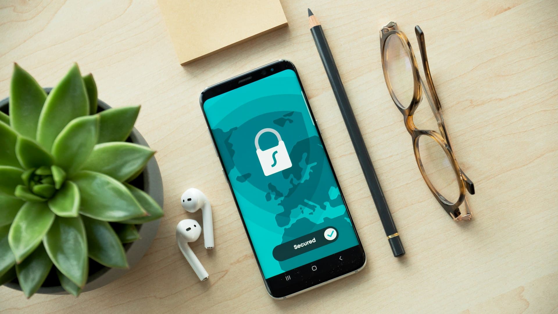 Celular sobre a mesa mostrando um cadeado de acesso seguro