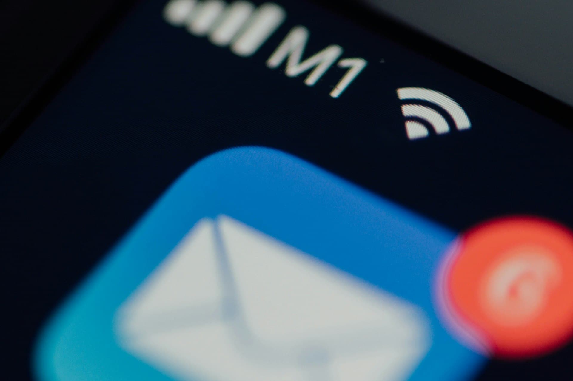 Ícone de e-mail na tela do celular com o aviso de mensagens novas