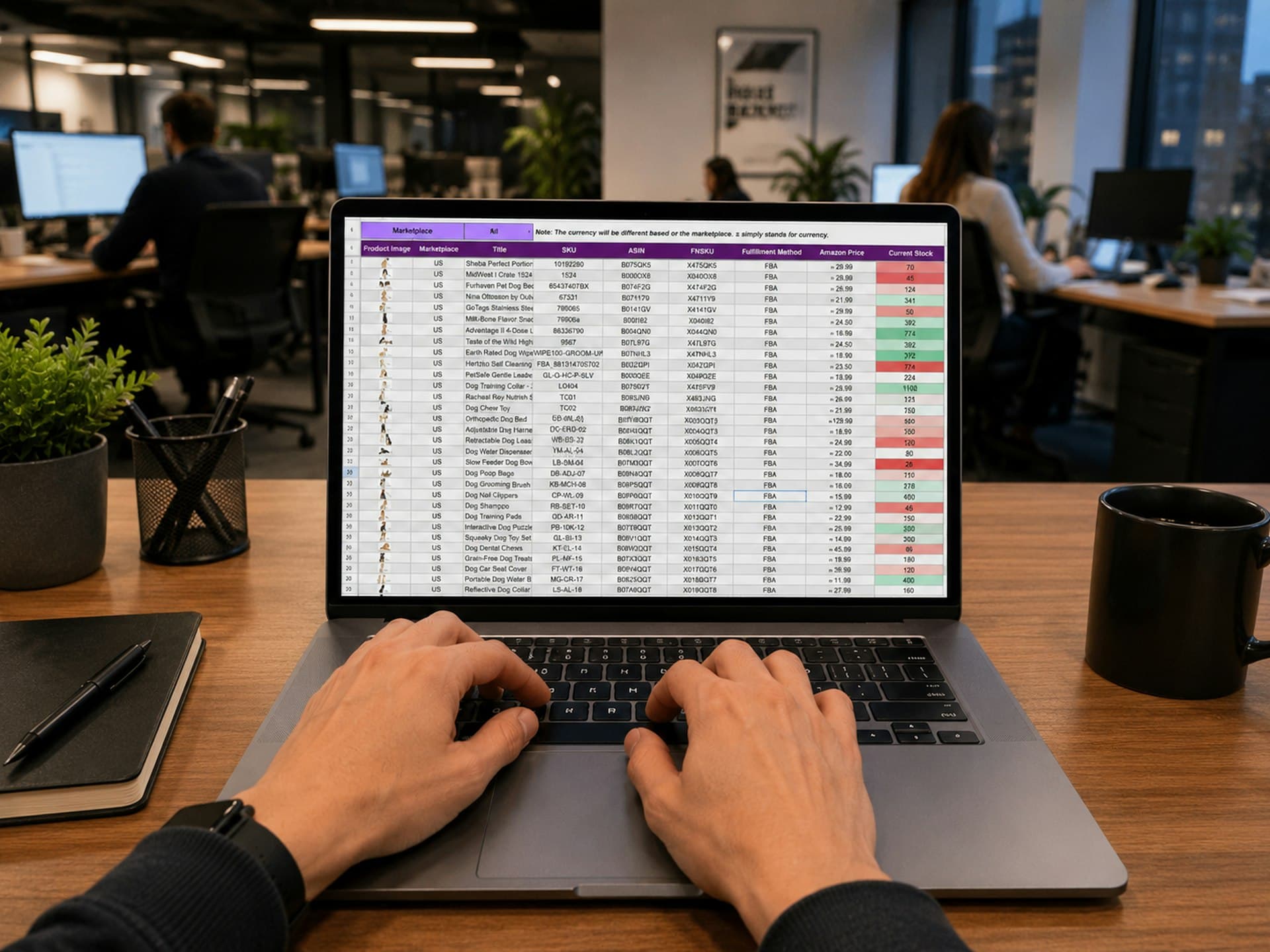 Mãos digitando num notebook que exibe uma planilha, num escritório