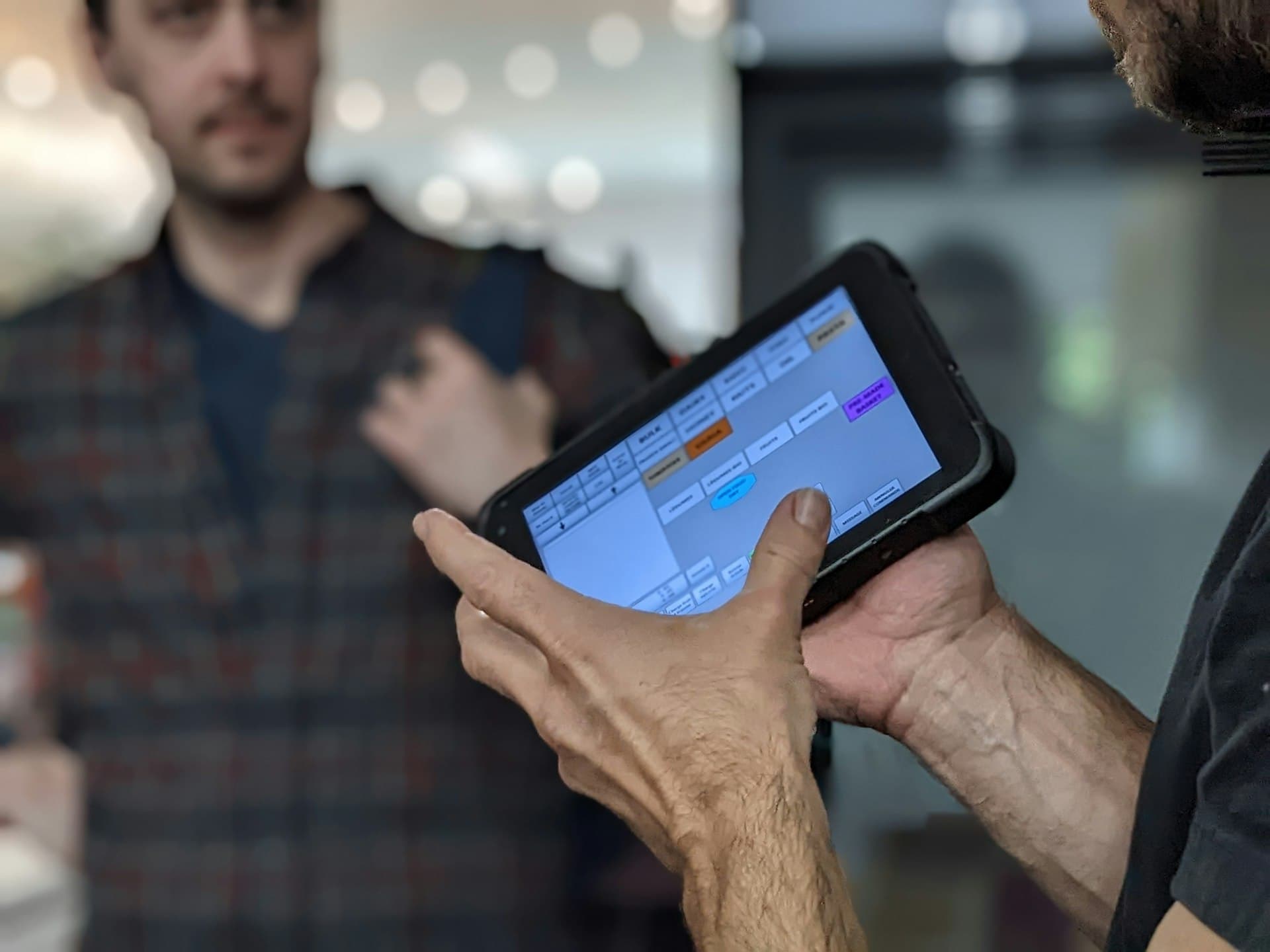 Mãos usando um aplicativo de gestão num tablet