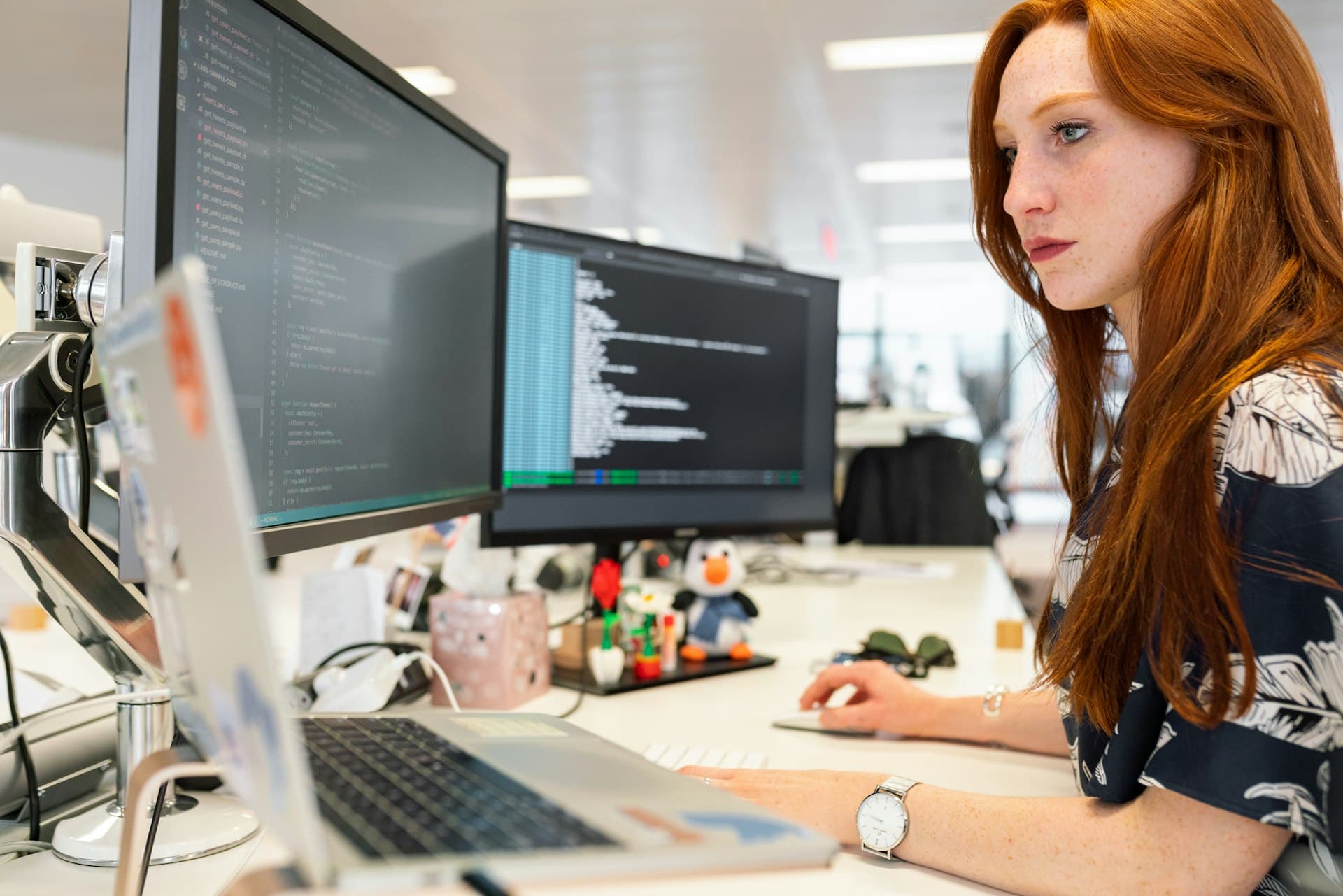 Profissional analisando dados em monitores num escritório